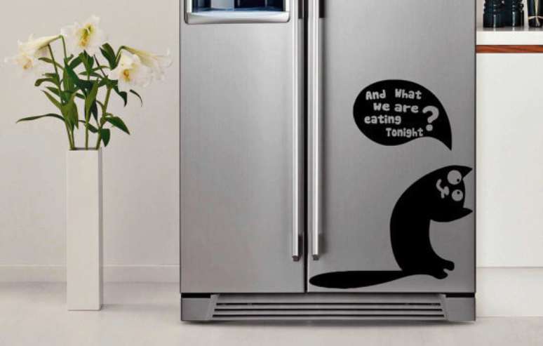 8. Geladeira adesivada inox com desenho de gato. Fonte: AliExpress