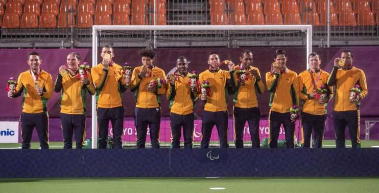 Atletas do Brasil no pódio segurando as medalhas conquistadas em Tóquio. (Foto: Ale Cabral/CPB)