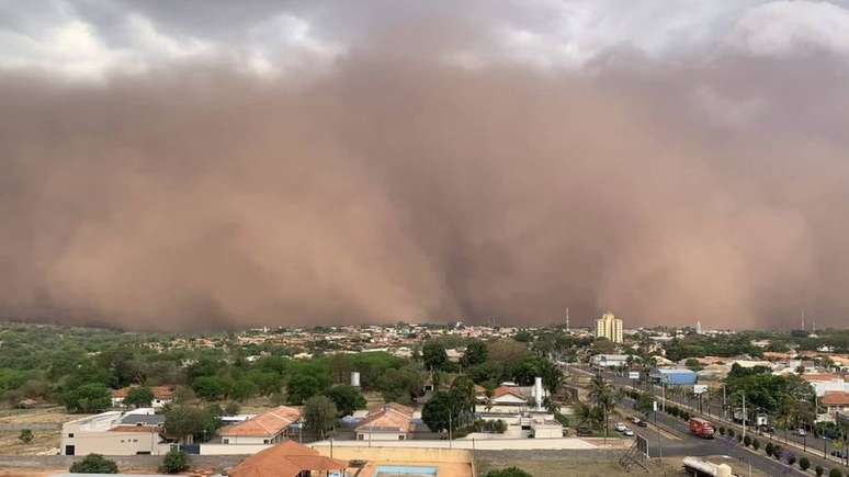 Tempestades de poeira voltaram a encobrir cidades do País nesta sexta-feira