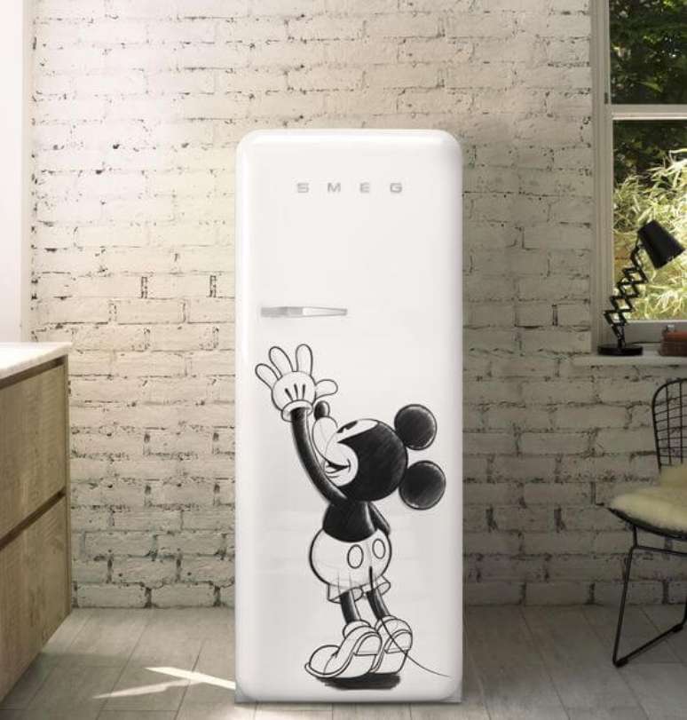 68. Geladeira adesivada com a imagem do Mickey. Fonte: Smeg