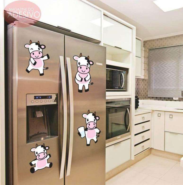 81. Adesivos fofos de vaquinhas decoram a geladeira da cozinha. Fonte: Magazine do Adesivo
