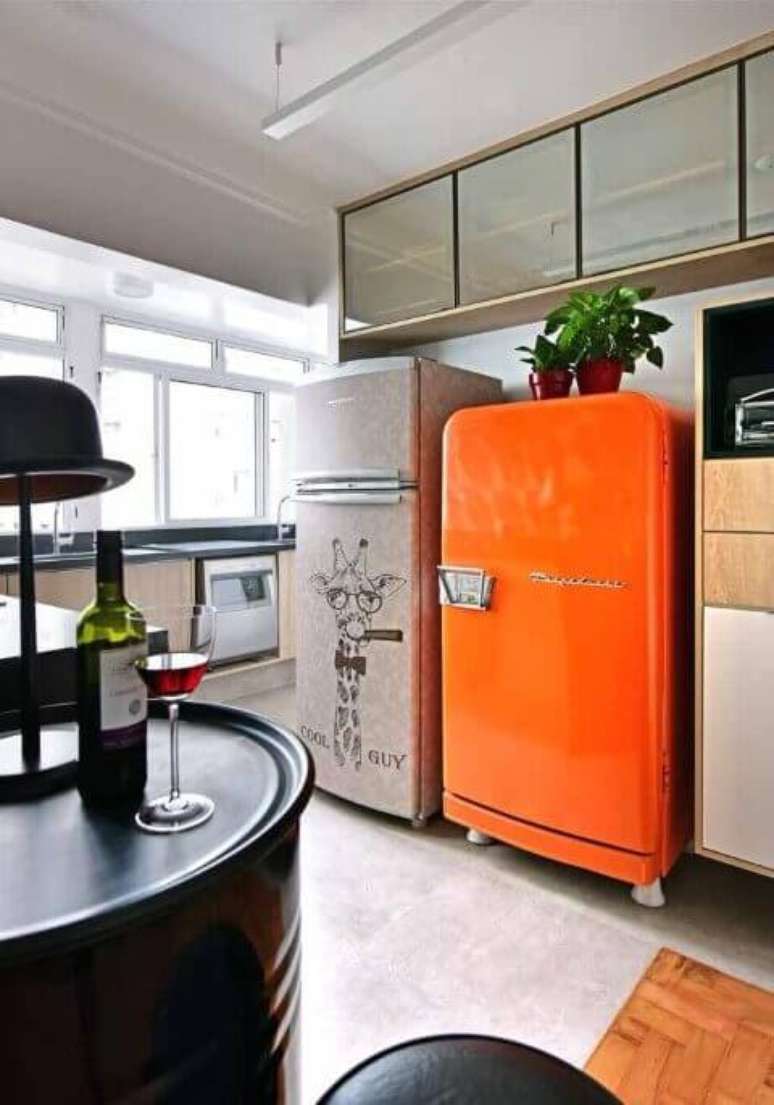 2. Cozinha compacta com dois modelos de geladeira adesivada. Projeto de Ana Yoshida