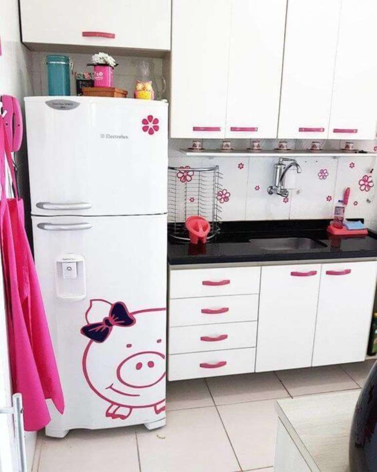 80. Adesivos com detalhes em rosa decoram a geladeira da cozinha. Fonte: MdeMulher