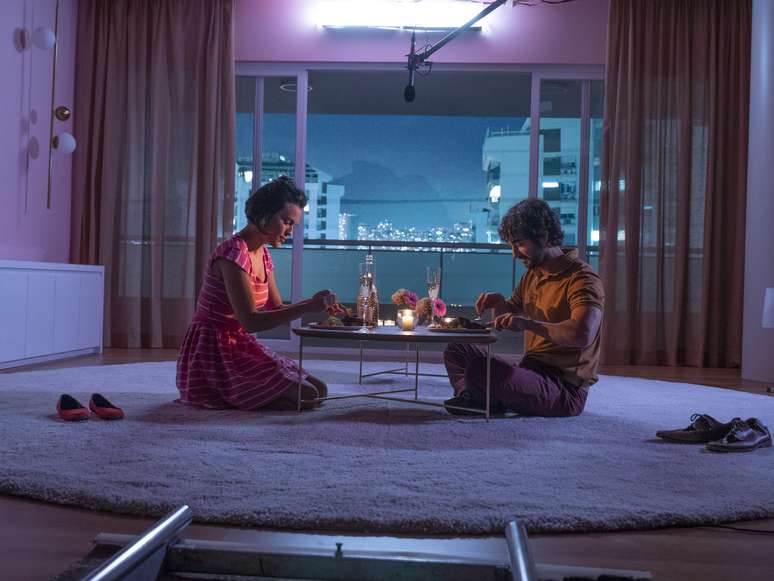 Let&iacute;cia Lima e Gabriel Godoy em cena de Desjuntados, nova s&eacute;rie brasileira do Prime Video