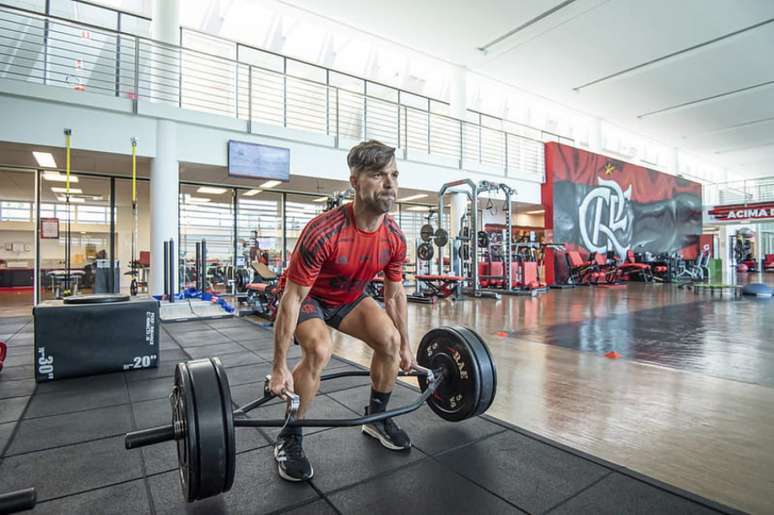 Com dores musculares, Diego treinou à parte e está fora do jogo contra o Athletico(Foto: Alexandre Vidal/Flamengo)