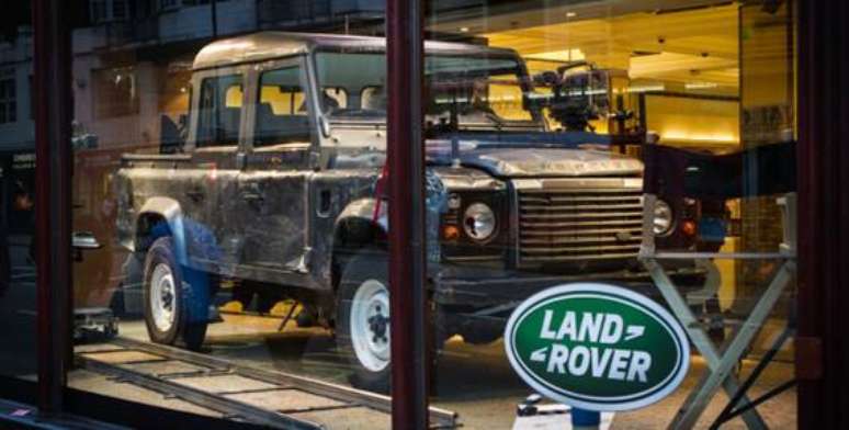 Land Rover Defender 110 Double Cab (&ldquo;007: Opera&ccedil;&atilde;o Skyfall&rdquo;)