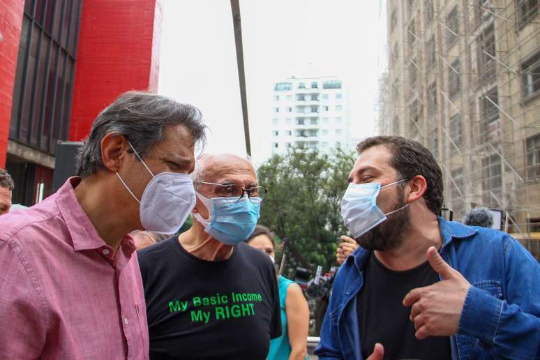 Fernando Haddad, Eduardo Suplicy e Guilherme Boulos durante ato na Paulista