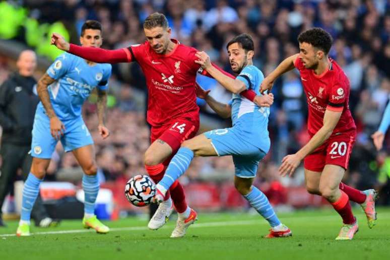 Liverpool e Manchester City empataram em 2 a 2 (Foto: PAUL ELLIS / AFP)