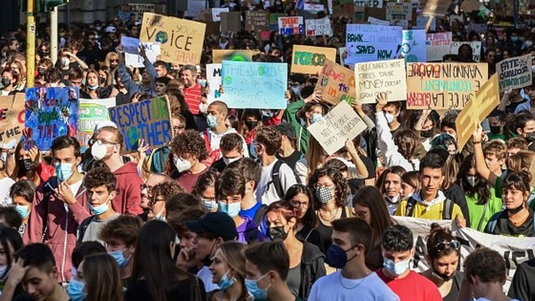Durante a Youth4Climate, jovens organizaram protestos nas ruas de Mil&atilde;o