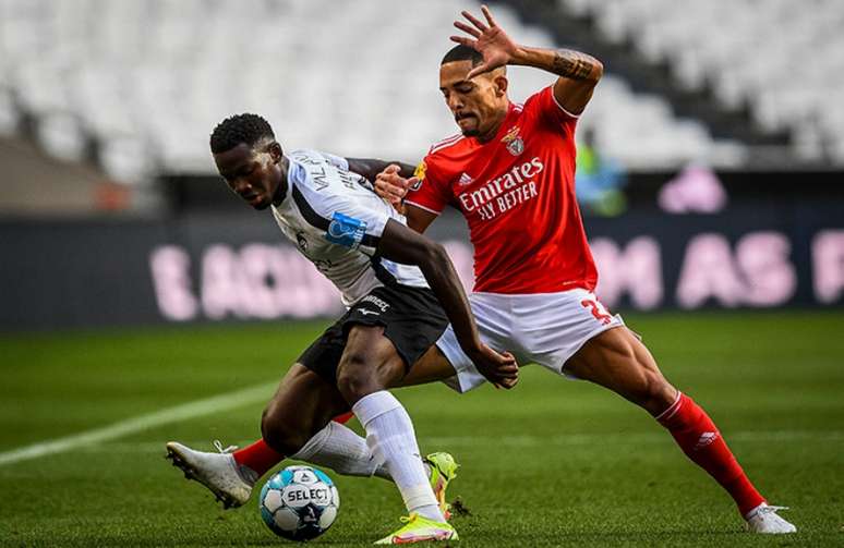 Com o brasileiro Gilberto em campo, o Benfica perdeu seus primeiros pontos no Português (Foto: AFP)