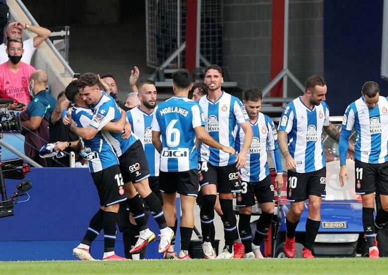 Jogadores do Espanyol celebram na vitória sobre o Real Madrid. 3/10/2021 REUTERS/Albert Gea