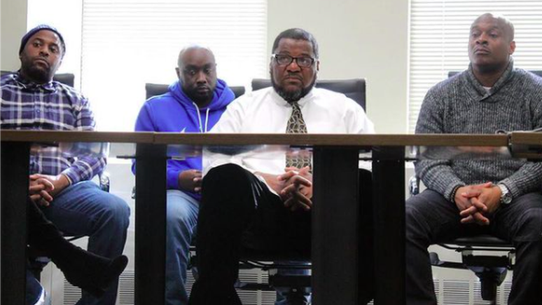 Shawn Whiting, ao centro, em uma coletiva de imprensa realizada por v&iacute;timas da for&ccedil;a-tarefa