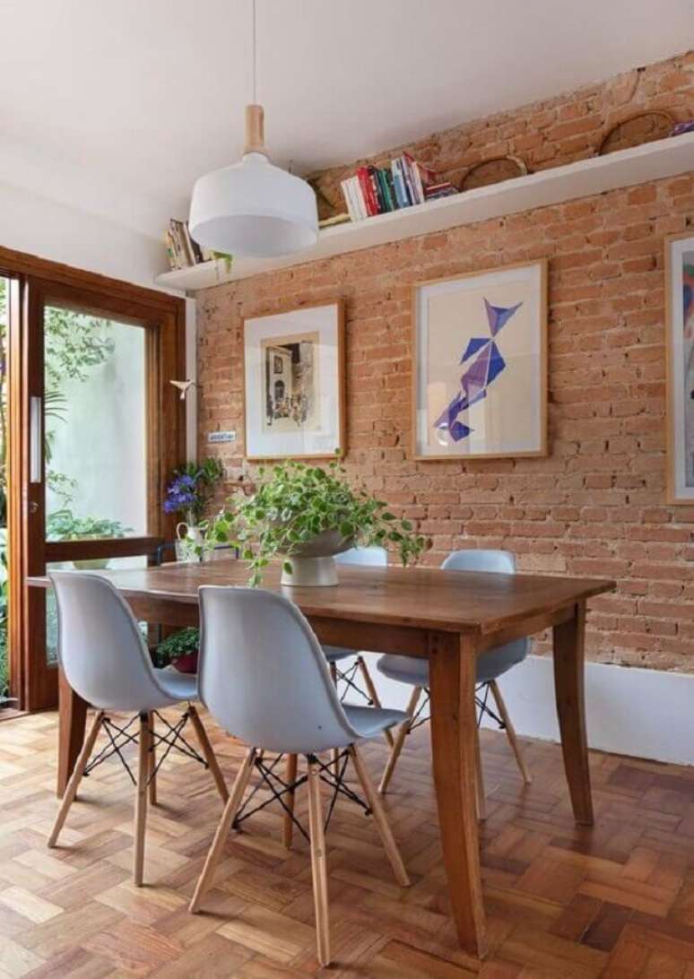 44. Quadros para sala de jantar rústica decorada com parede tijolinho e mesa de madeira – Foto: Rafaela Paoli
