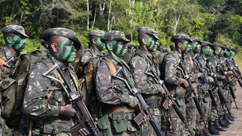 Soldados em formação no pelotão de fronteira de Vila Bittencourt, às margens do rio Japurá, na divisa com a Colômbia