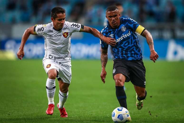 Douglas Costa fez o gol do Grêmio na derrota para o Sport (FOTO: LUCAS UEBEL/GREMIO FBPA)