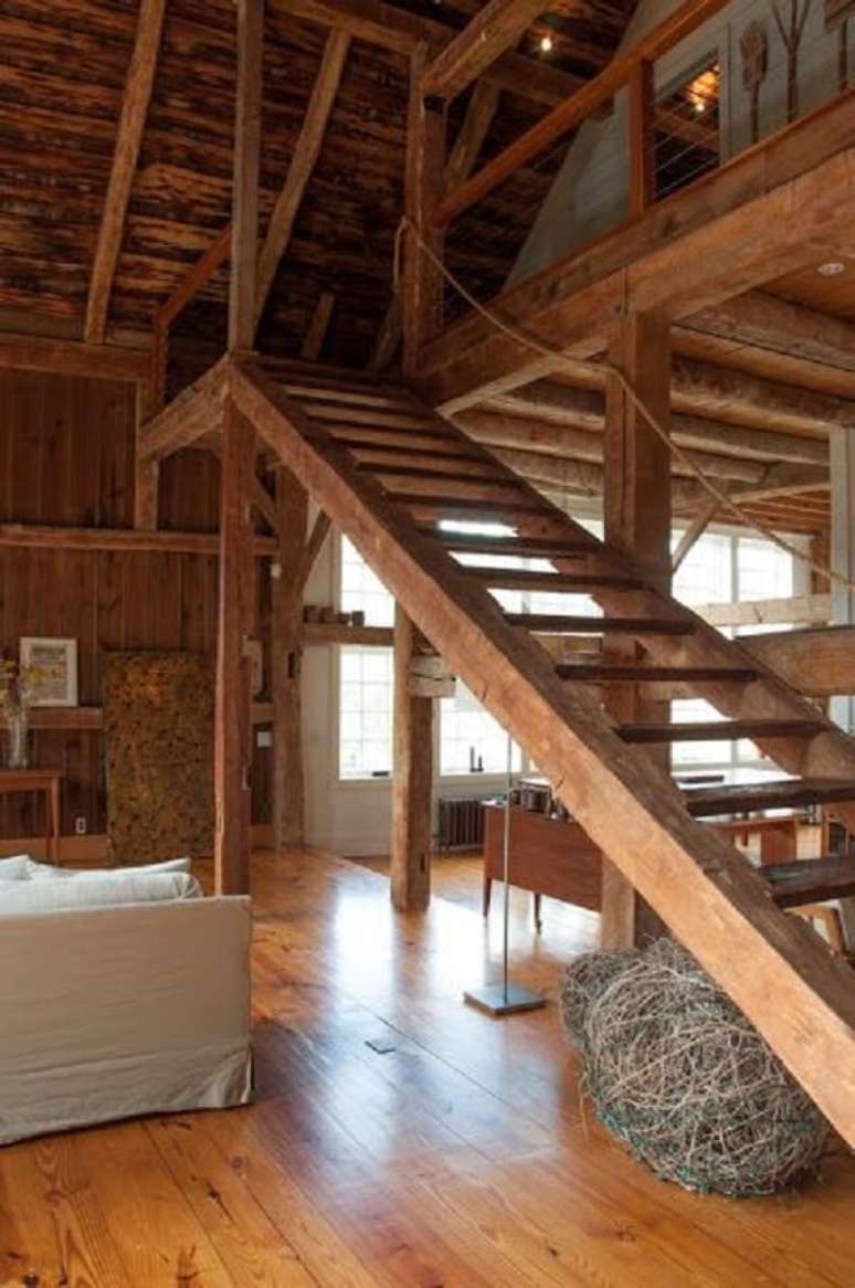 65. Casa de campo com escada de madeira. Fonte: Facilisimo