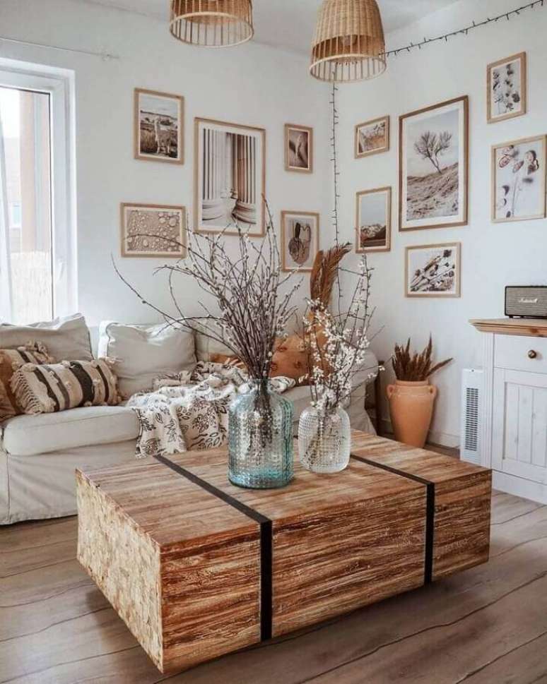 43. Quadros e vasos de vidro para decora&ccedil;&atilde;o de sala r&uacute;stica branca &ndash; Foto: Oliwia