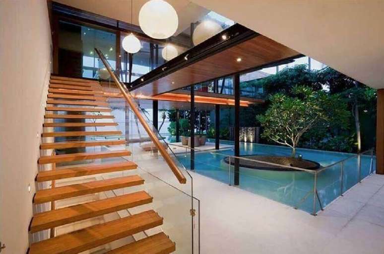 26. Escada simples de madeira com o guarda corpo de vidro. Fonte: Star Bamboo Singapore