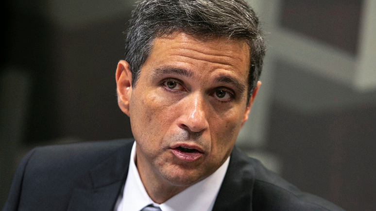 O presidente do Banco Central, Roberto Campos Neto, diz que não fez nenhuma remessa de recursos ao exterior depois de assumir o cargo atual e que, desde então, não faz parte da gestão das suas empresas