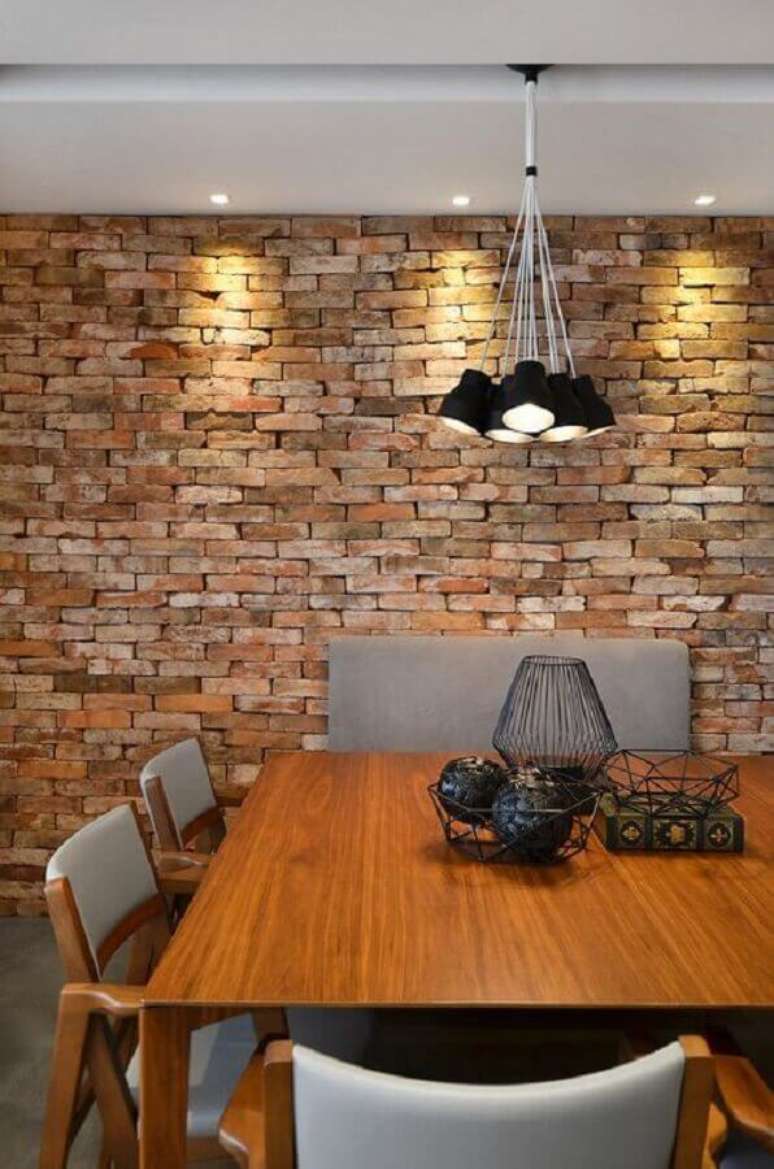 37. Parede tijolinho para decoração de sala de jantar rústica moderna – Foto: Studio Colnaghi