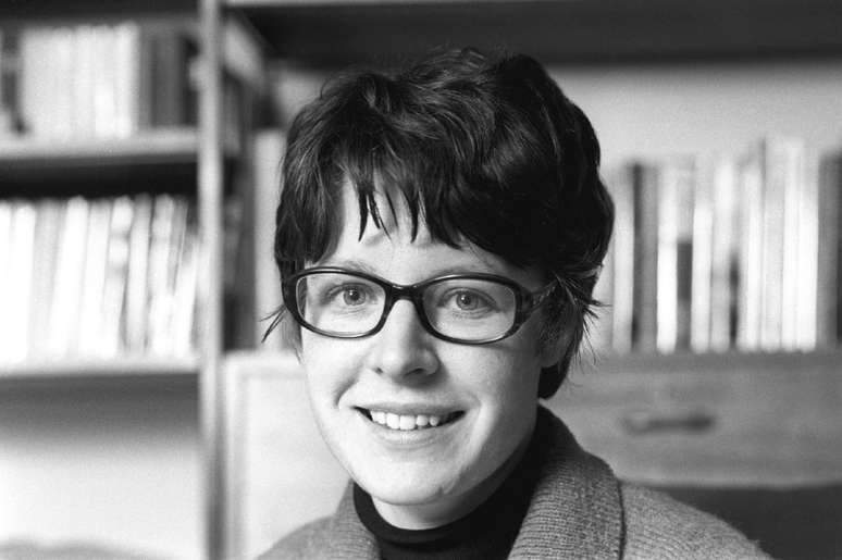 Em 1967, Jocelyn Bell, ainda estudante, juntou-se a uma equipe que descobriu uma nova espécie de estrela: os pulsares. Em 1974, dois de seus colegas de pesquisa, Martin Ryle e Antony Hewish (seu supervisor), ganharam o Prêmio Nobel de Física