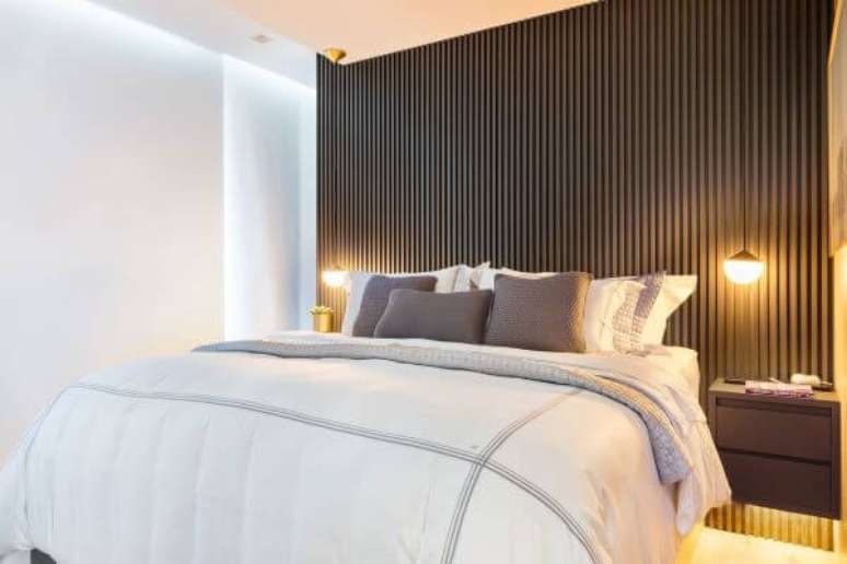 21. Parede com cabeceira ripada na cor cinza para decoração de quarto moderna – Foto Julia Otaga