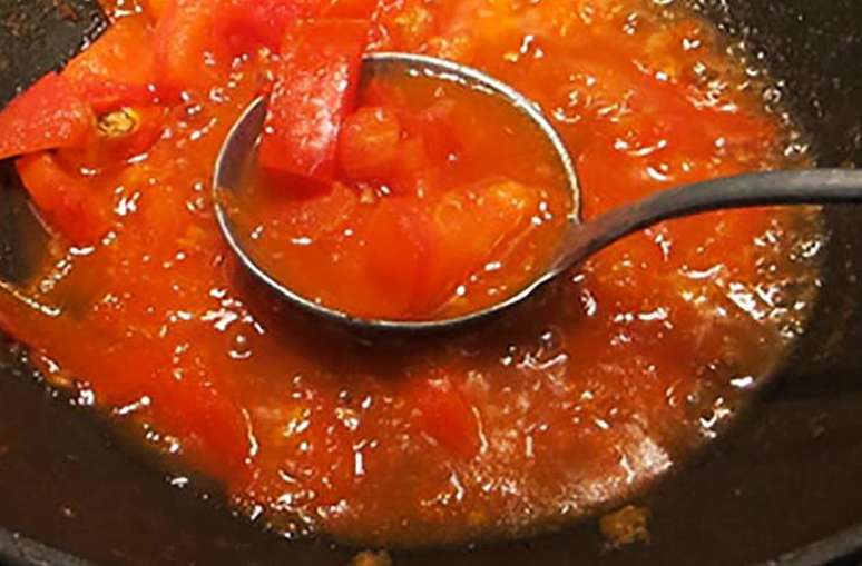 Espaguetes com molho de um tomate