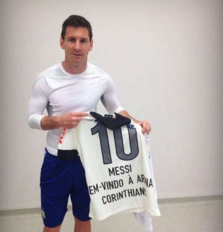 Lionel Messi com a camisa do Corinthians (Foto: Reprodução)