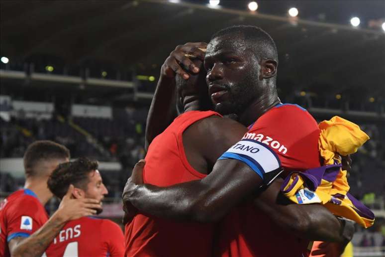 Koulibaly abraçado com Osimhen: jogadores do Napoli foram alvos de racismo (Foto: Divulgação / Napoli)
