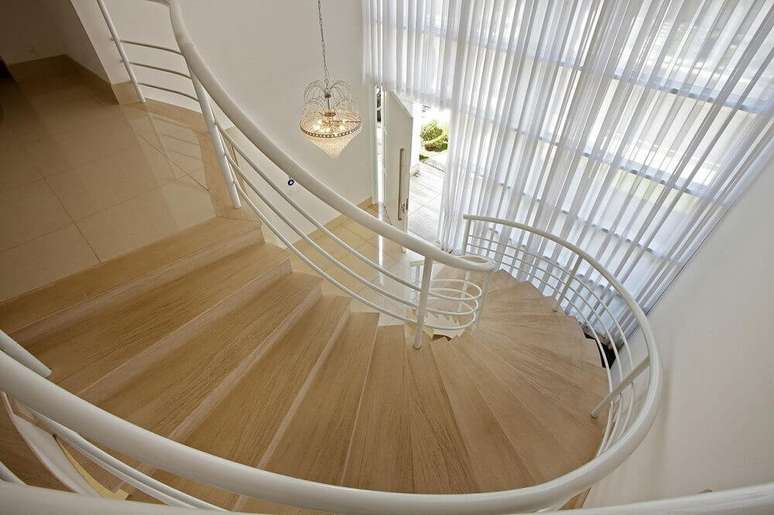 13. Corrimão branco para escada caracol de madeira. Fonte: Homify