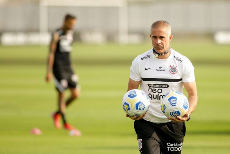 O técnico Sylvinho durante treino do Corinthians (Foto: Rodrigo Coca/Ag. Corinthians)