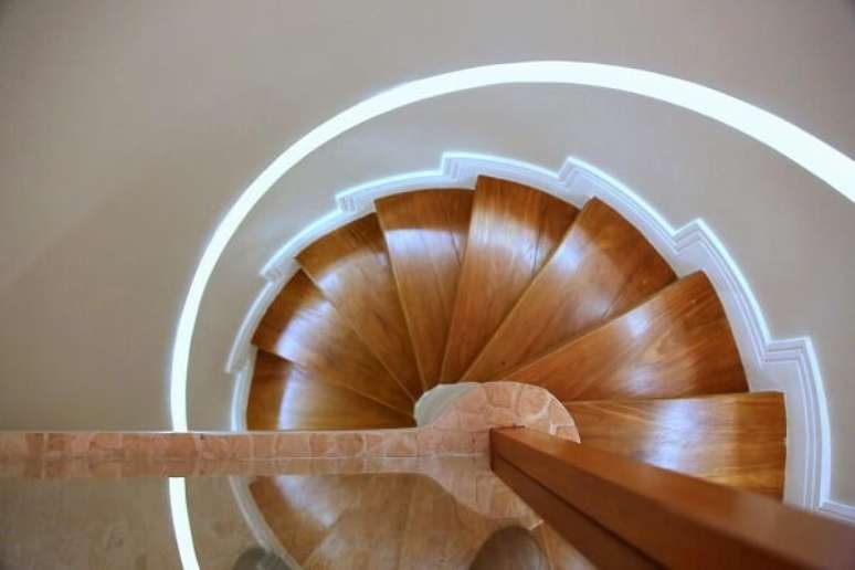 76. Escada de madeira em formato caracol. Fonte: MeyerCortez Arquitetura & Design