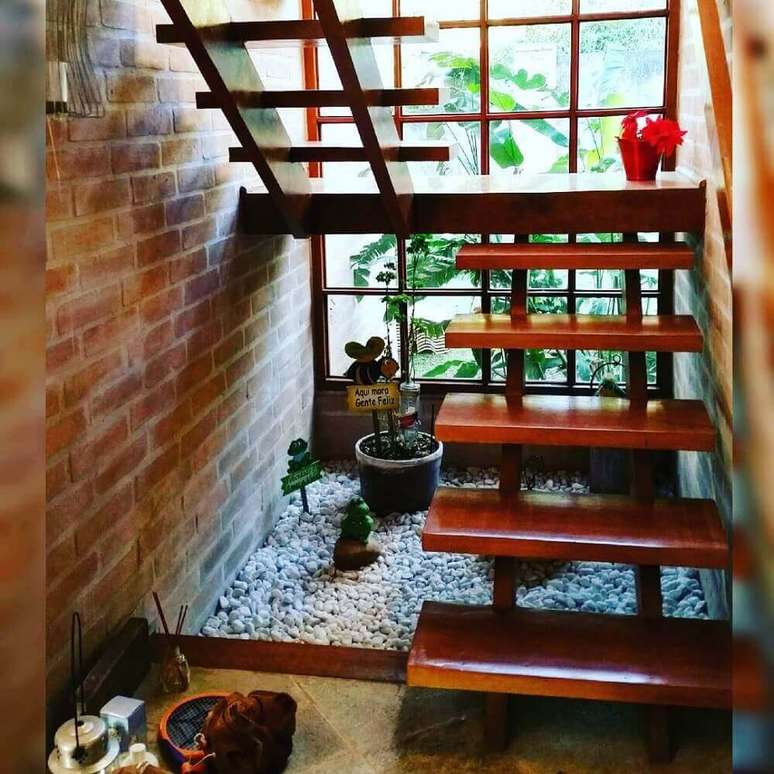 36. Aproveite o espaço embaixo da escada para fazer um pequeno jardim. Fonte: Madeiras Nobres RS