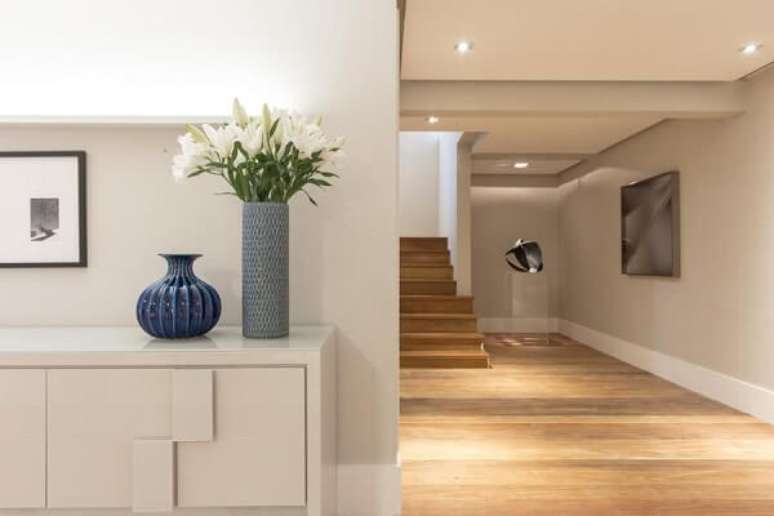 81. Existem diferentes modelos de escada de madeira no mercado. Fonte: Mar&iacute;lia Veiga Interiores