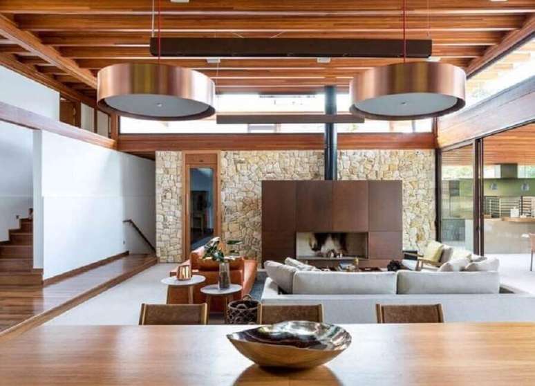 35. Parede de pedra para decora&ccedil;&atilde;o de sala r&uacute;stica e moderna com lareira &ndash; Foto: DT Est&uacute;dio