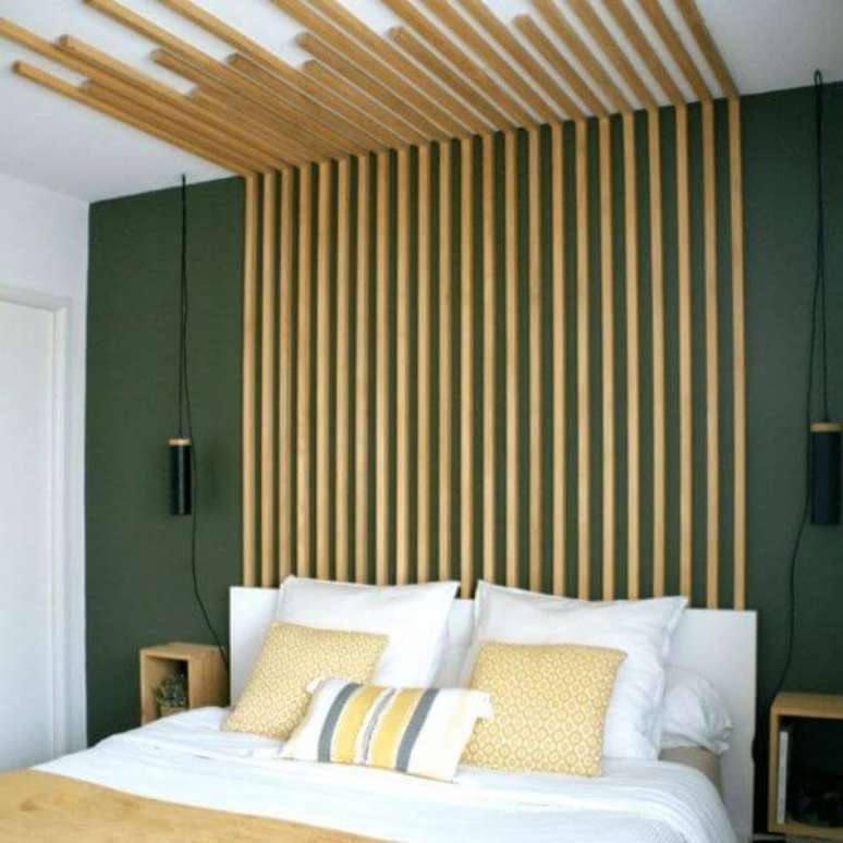 44. Quarto verde com cabeceira de ripa de madeira na parede e teto – Foto Houzz