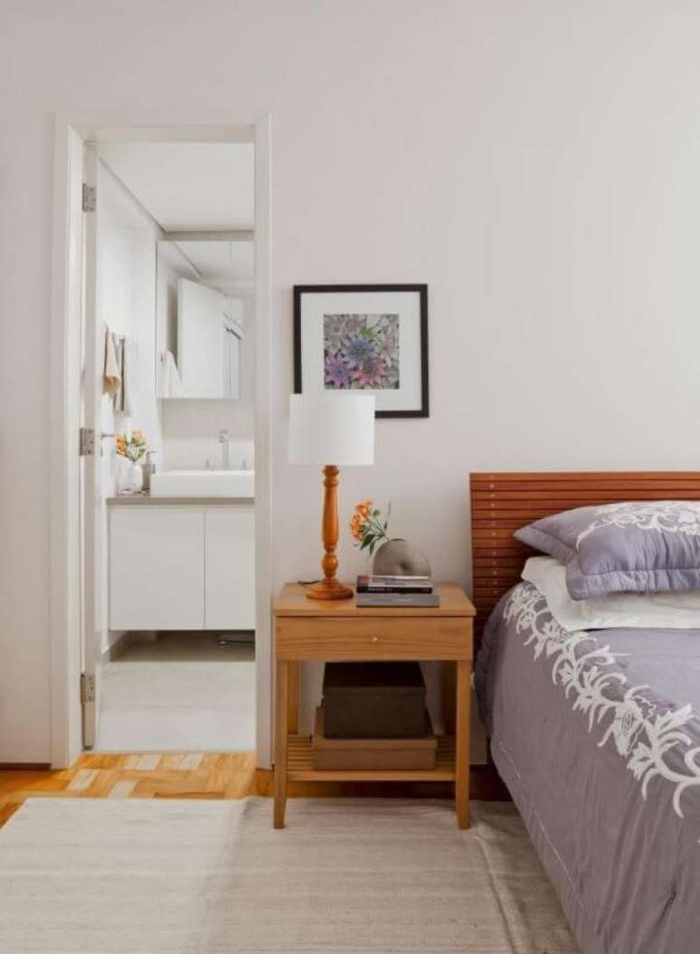 2. Cabeceira ripada simples para quarto de casal com suíte – Foto Iná Arquitetura