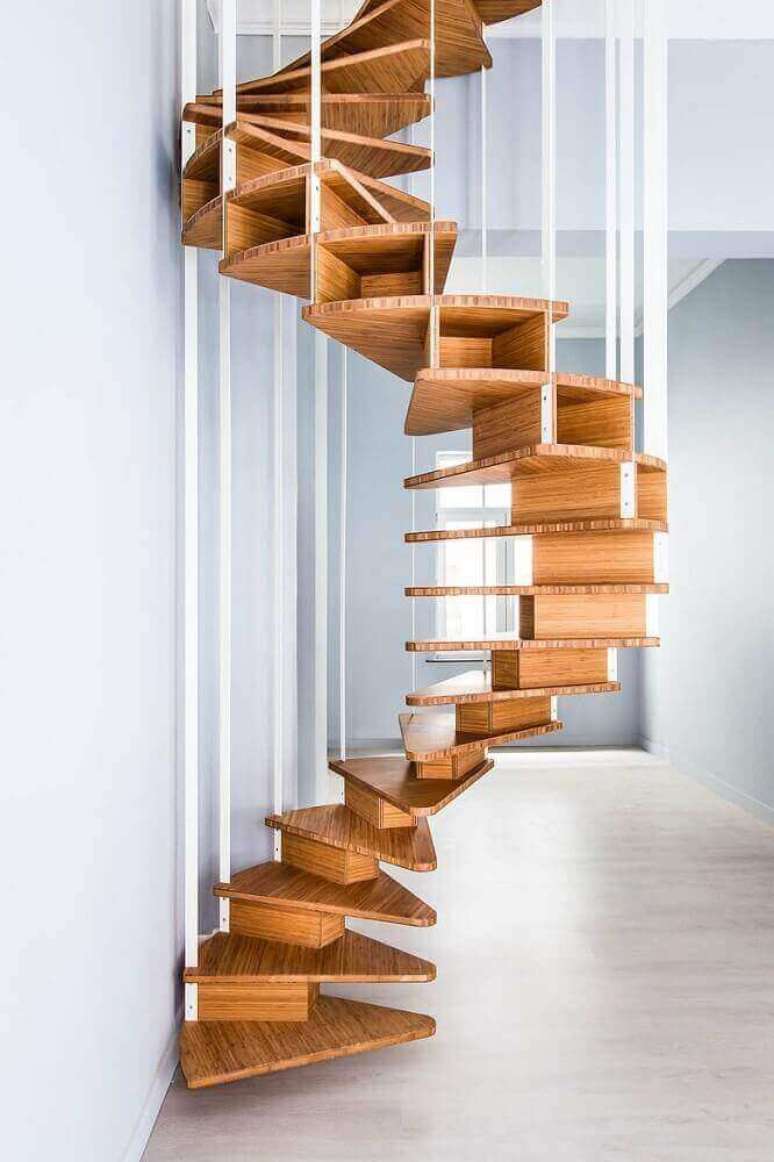 18. Design minimalista para escada caracol de madeira. Fonte: The Ofy