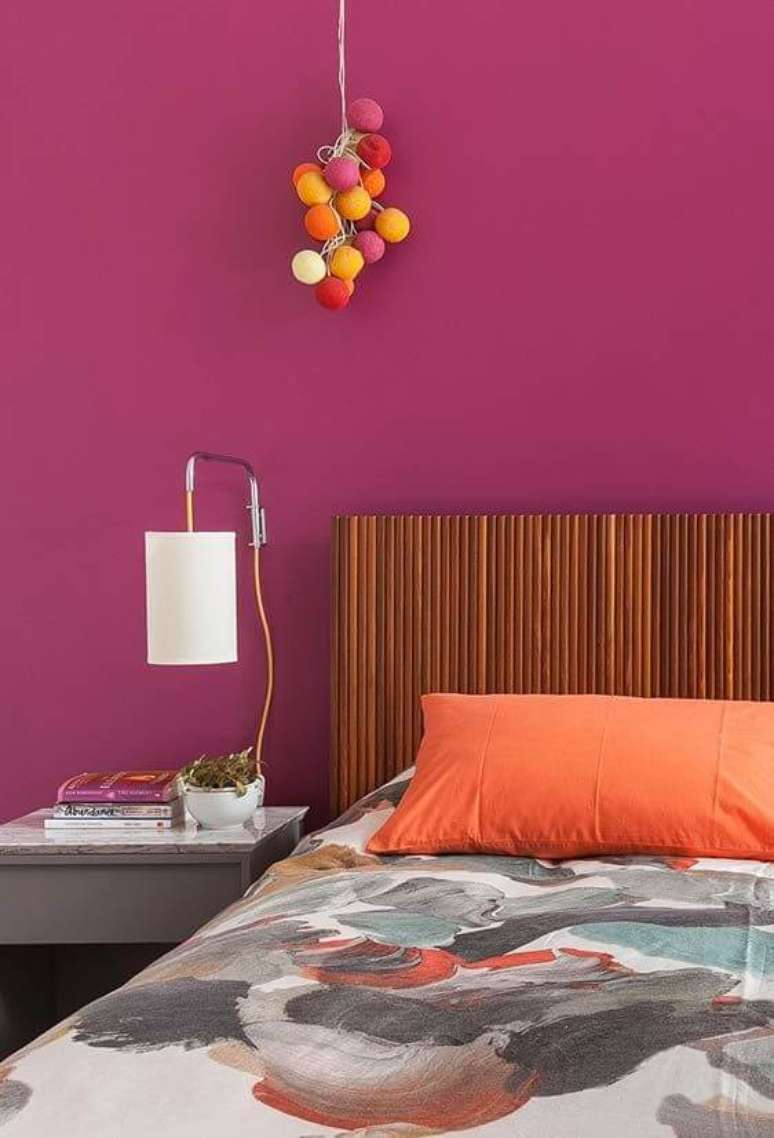 15. Decoração pink com cabeceira ripada de madeira – Foto Home Fashion Trend