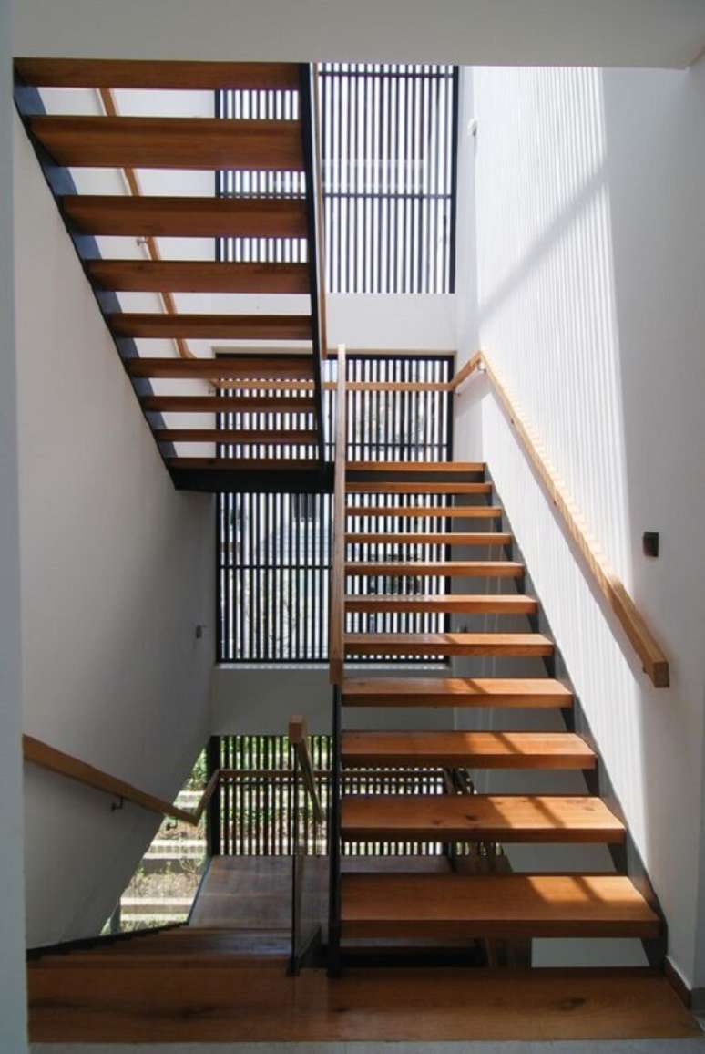 68. Decoração moderna com escada e corrimão de madeira. Fonte: Archdaily
