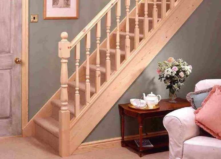 49. Escada reta de madeira para sala. Fonte: The Ofy