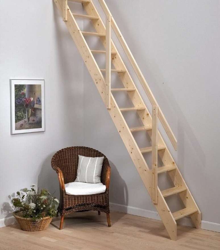 39. Escada de madeira simples. Fonte: Loft Centre