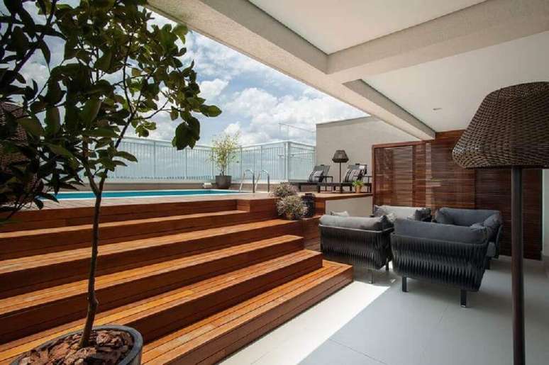 14. Deck com escada de simples de madeira. Fonte: Revista Decorar