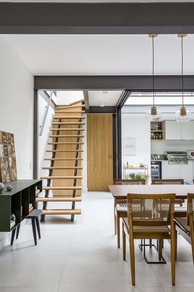 67. Decora&ccedil;&atilde;o clean com escada de madeira. Fonte: Studio AG