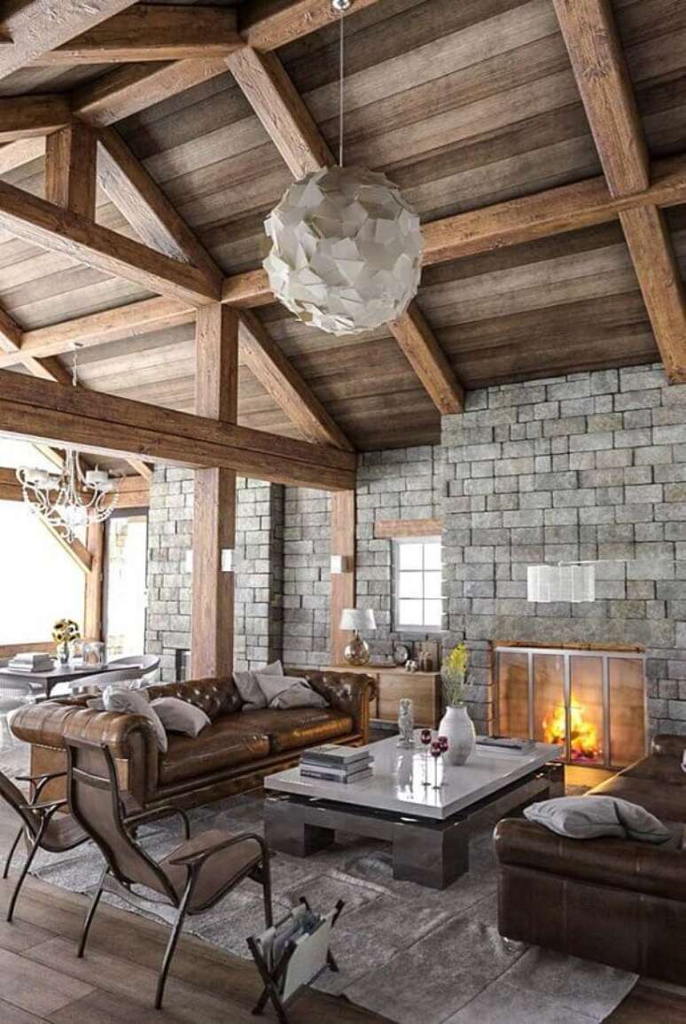 52. Sof&aacute; chesterfield para decora&ccedil;&atilde;o de sala r&uacute;stica com lustre redondo moderno &ndash; Foto: Houzz