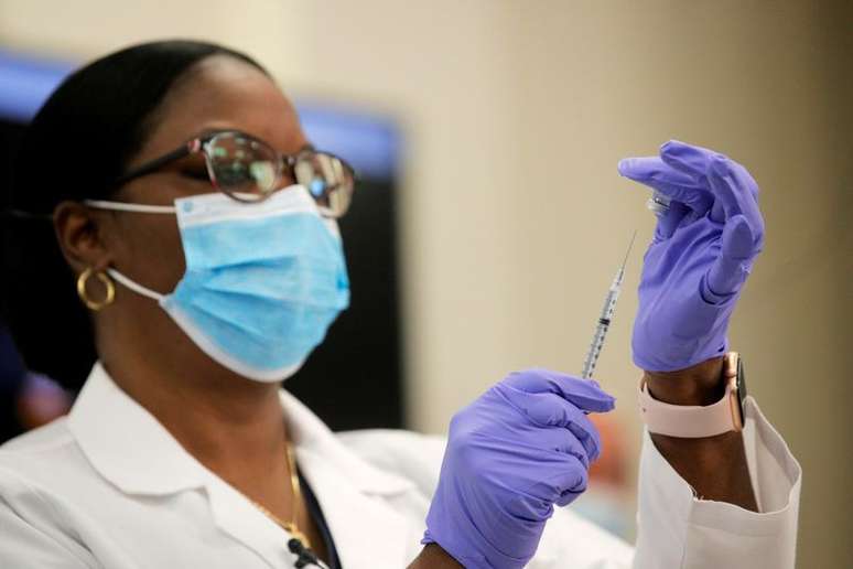 Vacinação de funcionários da Northwell Health em Nova York
14/12/2020
REUTERS/Brendan Mcdermid