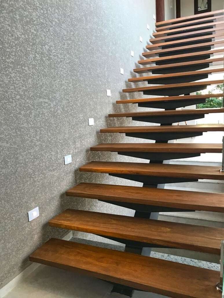 59. A escada de madeira dá acesso aos dormitórios da casa. Fonte: Ilha Arquitetura