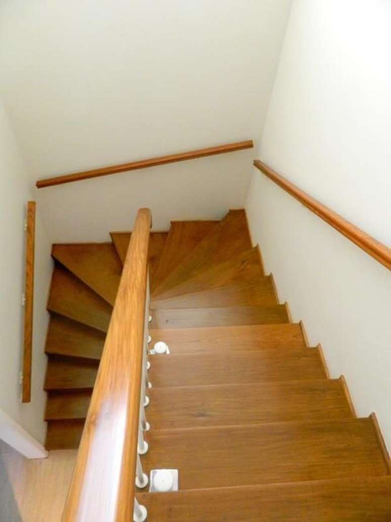 60. A escada de madeira se adapta a diferentes estilos de decoração. Fonte: Fabiana Rosello