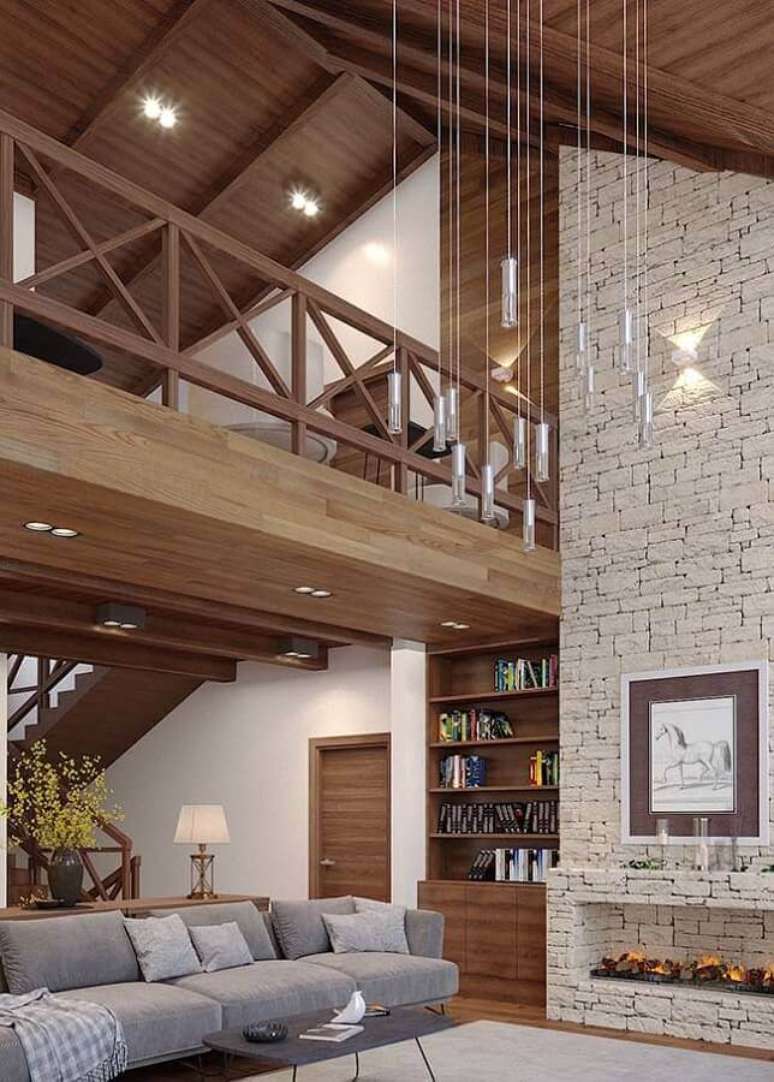 2. Mezanino de madeira para sala rústica decorada com revestimento de pedra – Foto: Architecture Art Designs