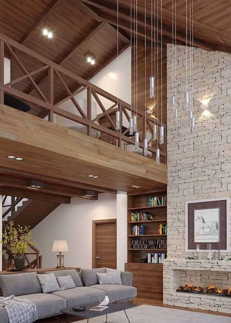 2. Mezanino de madeira para sala r&uacute;stica decorada com revestimento de pedra &ndash; Foto: Architecture Art Designs